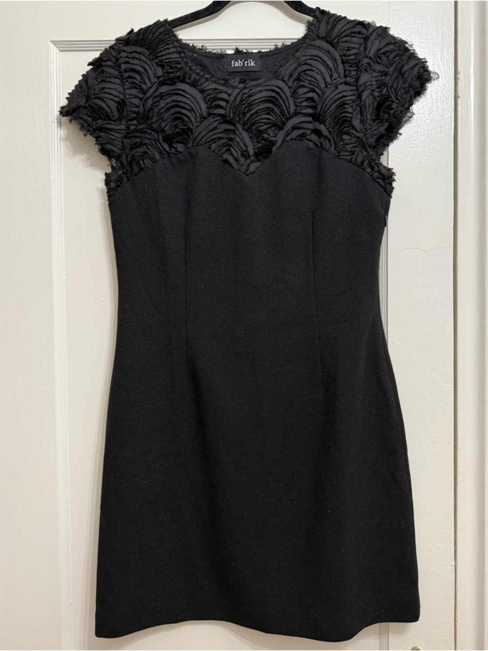 fab'rik Black Textured Cap-Sleeve Dress - Women’s M